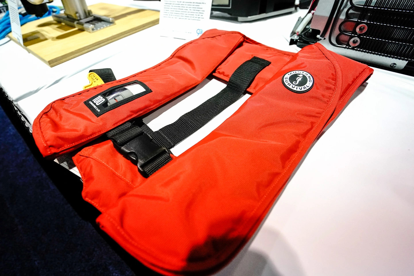 Mustang MIT 100 Convertible A M Inflatable PFD_format.jpg